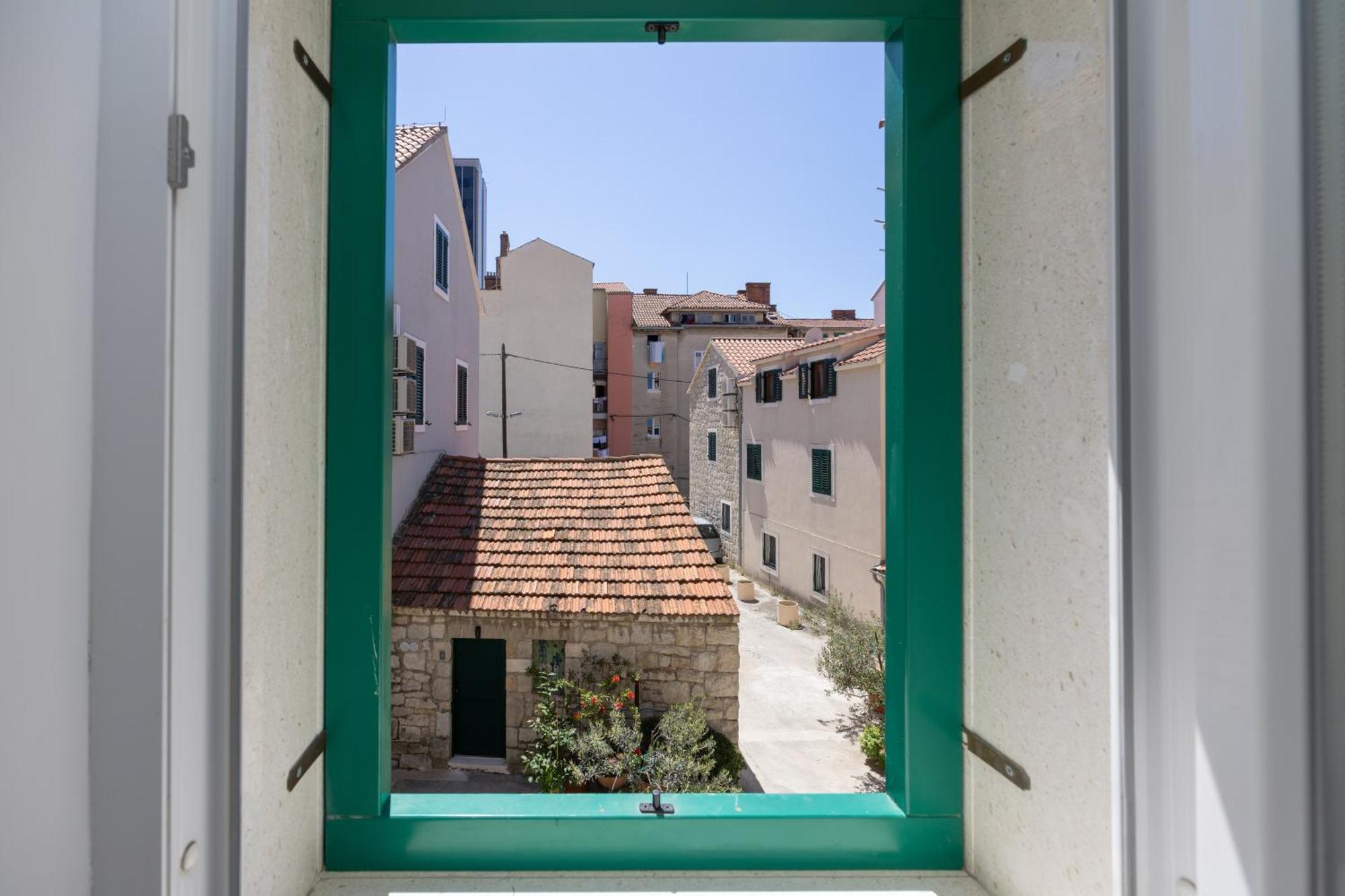 New!!! Deluxe Dino In The Old Town Of *