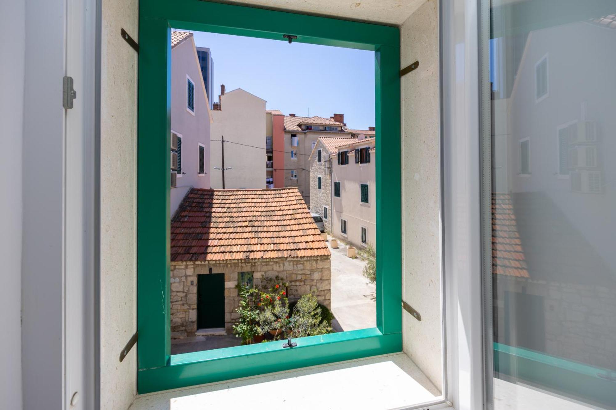 New!!! Deluxe Dino In The Old Town Of Split